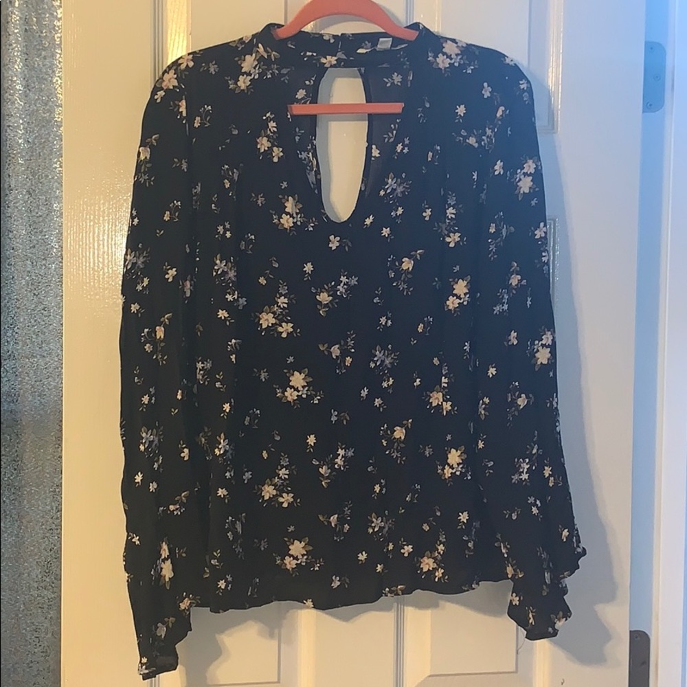 Key hole neck and back floral top